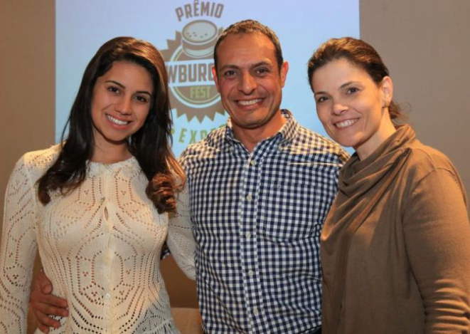 Philip Khouri, organizador do CWBurguer Fest, com Loraine Mendes, da Heinz (à esquerda), e Andréa Sorgenfrei, gerente do Núcleo Estilo de Vida da Gazeta do Povo. Foto: Pedro Serapio/Gazeta do Povo