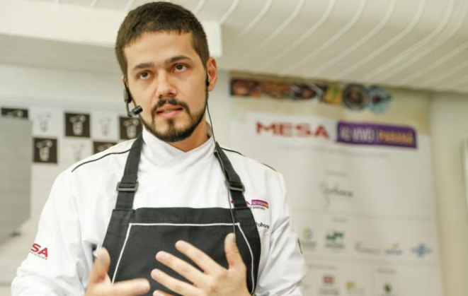 O chef Lênin Palhano foi um dos profissionais que passou pela cozinha-show. Foto: Hugo Harada/Gazeta do Povo 