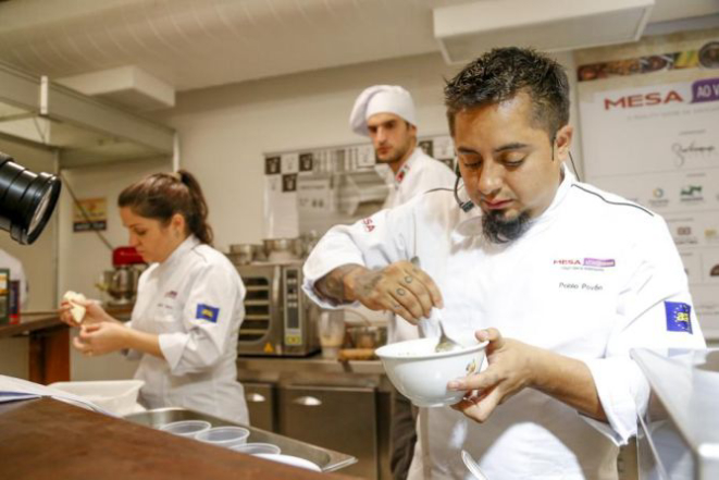 Os chefs Pablo Pavon e Bárbara Verzola, do restaurante Soeta (ES), falaram sobre a cozinha  de boteco do século 21. Foto: Hugo Harada/Gazeta do Povo 