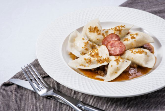 Pierogi com linguiça defumada está no cardápio do Restaurante Durski. Foto: Letícia Akemi/Gazeta do Povo