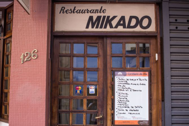 Fachada do restaurante Mikado, na Rua São Francisco. O cardápio do dia é escrito diariamente no quadro da porta e o cardápio semanal, disponível em folders e na internet. Foto: Brunno Covello/ Gazeta do Povo