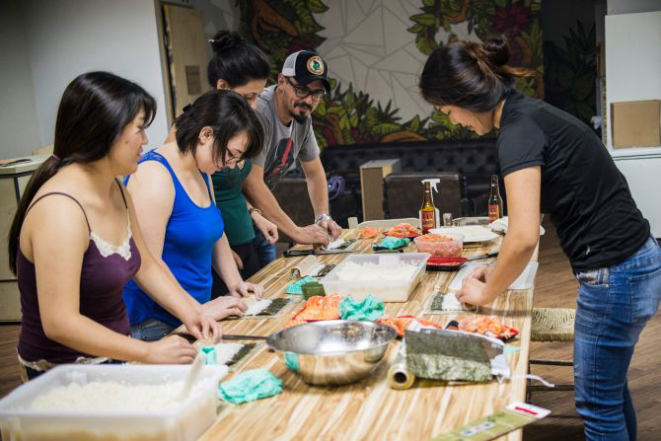 Semanalmente há cursos práticos com valores para pagar os custos. De sushi a análise sensorial de cervejas, todos os assuntos ligados à comida têm vez no Coletivo Alimentar. Foto: Munir Bucair Filho/Divulgação