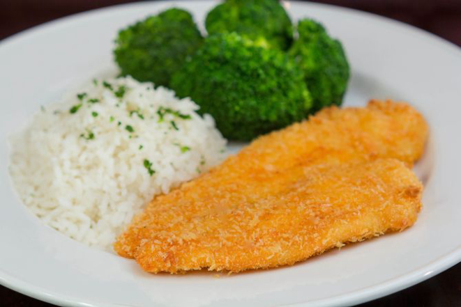 Filé de peixe branco empanado (R$ 29,75) servido com arroz e legumes na unidade de Curitiba do Hard Rock Cafe. Os acompanhamentos podem ser escolhidos pelo cliente. Foto: Divulgação