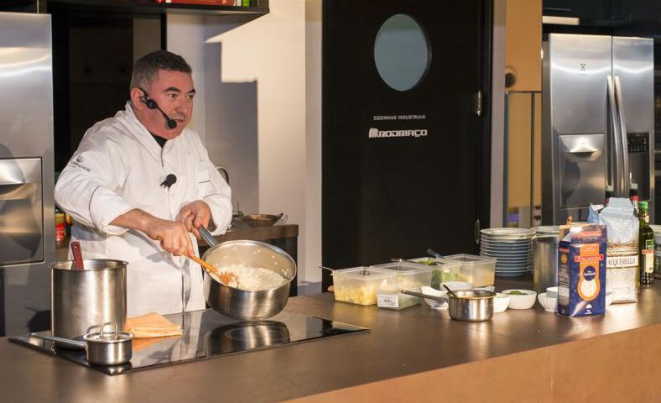 Chef Ivo Lopes durante aula show no Estúdio Bom Gourmet Pátio Batel.
