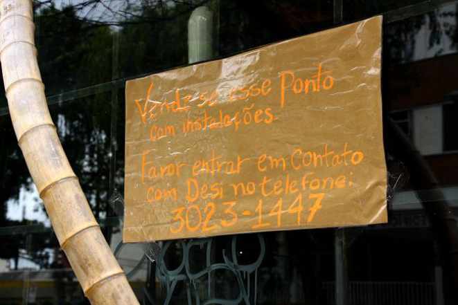 Na fachada tem a placa de 'vende-se'. Foto: Rodrigo Sóppa / Gazeta do Povo.