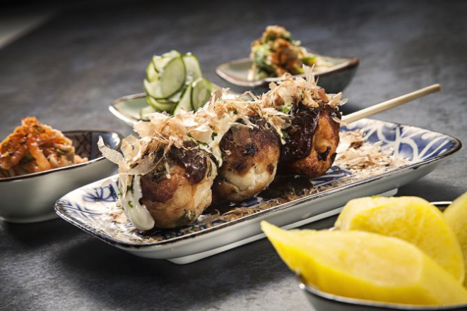 Takoyaki, bolinhos de polvo polvilhados com alga nori moída, e katsuobushi (lascas de atum-bonito). Foto: Alexandre Mazzo/Gazeta do Povo