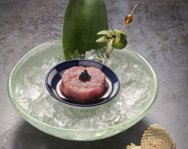 Tartare de barriga de atum temperada com molho de laranja, shoyu, limão, gergelim e alho. A criação do restaurante Tuna é finalizada com caviar. Foto: Alexandre Mazzo/Gazeta do Povo