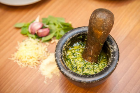 Aprenda o molho pesto com a Mulher Massa