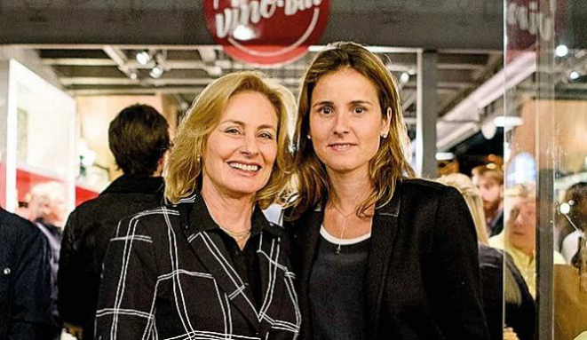 Carolina Gomes Malucelli, diretora da Mercadoteca, acompanhada por sua mãe, Myriam Gomes.