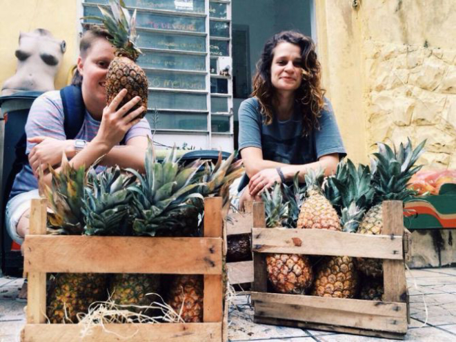 Amanda Kosinski e Camila Frankiv promovem chá de panela para comemorar um ano da Central do Abacaxi. Foto: divulgação