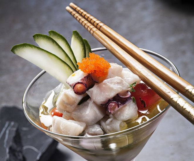 Ceviche de robalo com ovas de capelin e azeite de oliva no lugar do leite de tigre, do restaurante Kan. Foto: Alexandre Mazzo/Gazeta do Povo