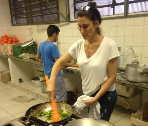 Chef jurada do MasterChef cozinha para estudantes de escola ocupada em SP e foto viraliza