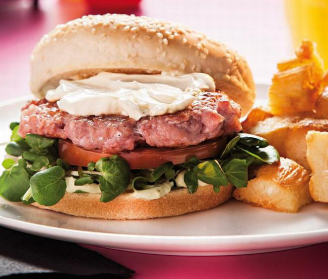 Hambúrguer de linguiça Toscana do Rock’a Burger Hamburgueria leva queijo philadelfia, agrião e tomate. Custa R$ 17 e vem com acompanhamento que pode ser mandioca frita, batata frita ou anéis de cebola. Foto: Alexandre Mazzo/ Gazeta do Povo