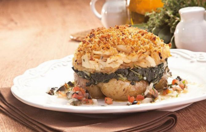 Bacalhau com broa de milho. Foto: Alexandre Mazzo/Gazeta do Povo
