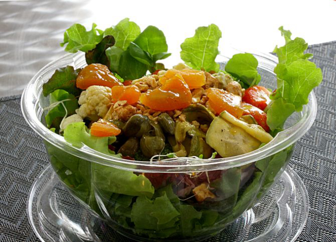 As saladas são montadas de acordo com a escolha do cliente. Foto: Rodrigo Sóppa / Gazeta do Povo.