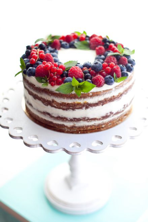 Bolo Charlotte com frutas vermelhas