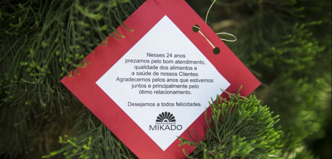 Cartão de agradecimento é entregue a clientes que fizeram parte da história do restaurante. Foto: Letícia Akemi / Gazeta do Povo.