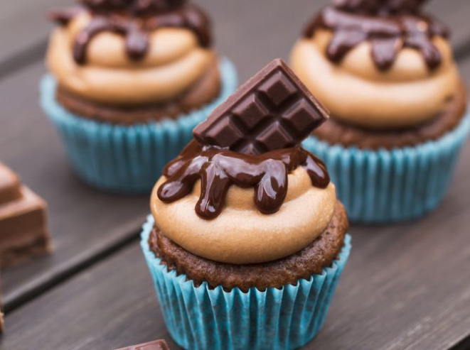 Cupcake de cheesecake de chocolate com direito a minichocolate. Foto: Diego Castelo/ Divulgação.