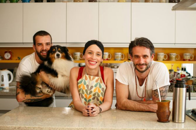 O diretor Lucas Costa com o cachorro xxxx, Débora e Felipe Dable, intérprete e cozinheiro do Chef Cenoura, respectivamente. Foto: Divulgação