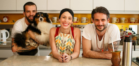 Casal lança canal no Youtube com receitas em língua de sinais