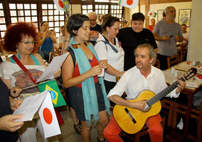 O violonista Mario da Silva tocou algumas músicas durante a festa de despedida do Mikado. Foto: Rodrigo Soppa/Gazeta do Povo.