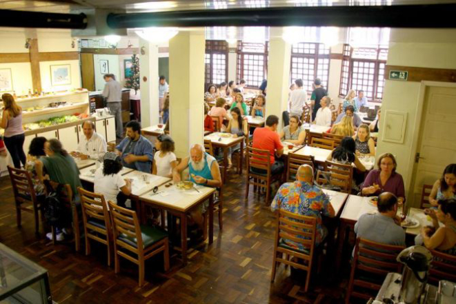 O restaurante lotou no último dia. Além de aproveitar a comida, muitos clientes vieram para se despedir. Foto: Rodrigo Soppa/Gazeta do Povo.