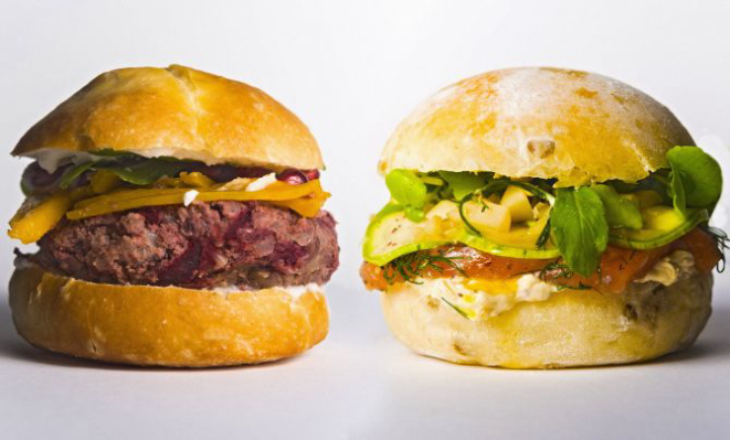 À esquerda, o Vegan Burger e à direita, sanduíche de salmão marinado da Verd &amp; Co. Foto: Divulgação