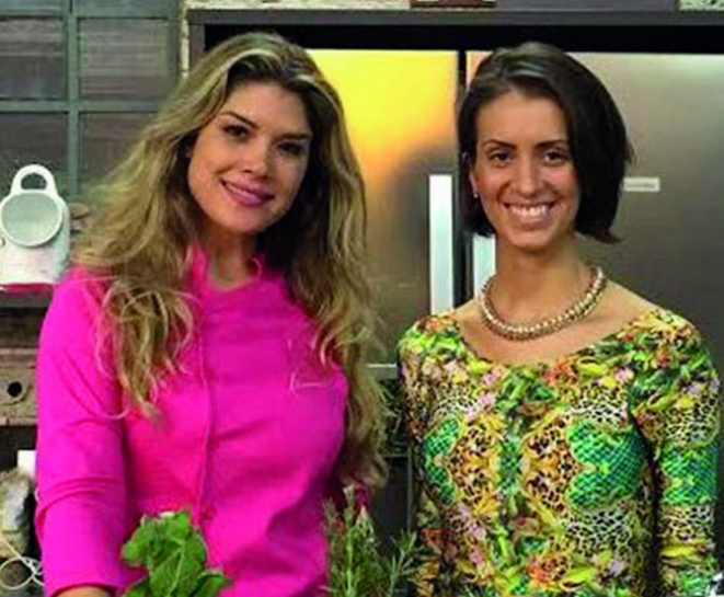 Alana Rox (do @theveggievoice) e Camile Fiuza, do @menu fit) em aula sobre cozinha vegana. Flávia Schiochel.