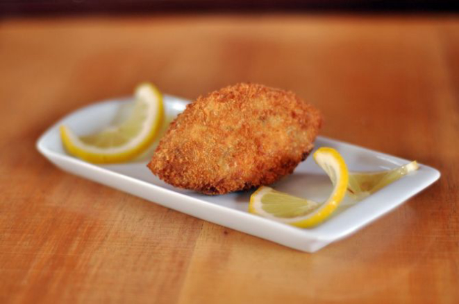 Bolinho de bacalhau servido com limão siciliano (R$ 10, 130 g). Foto: Divulgação.