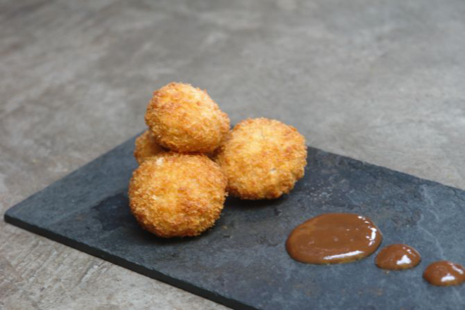 Bolsas Douradas, bolinhos de shiitake recheado com camarões e gengibre empanados na massa panko, um dos dumplings à escolha do cliente no happy hour. Foto: Divulgação.