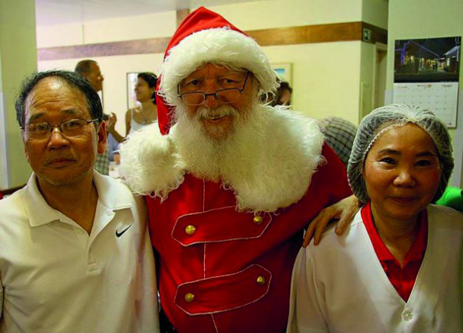 O casal Kenji e Michiko Fukui recebeu a visita de Papai Noel. 