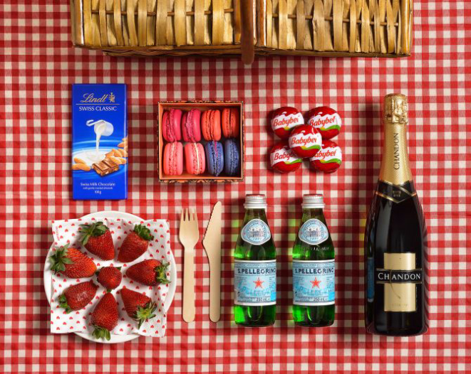 A cesta Praça da Espanha leva macarons, morangos, queijos Baby Bel, chocolate, Chandon Brut e duas águas com gás (R$215).