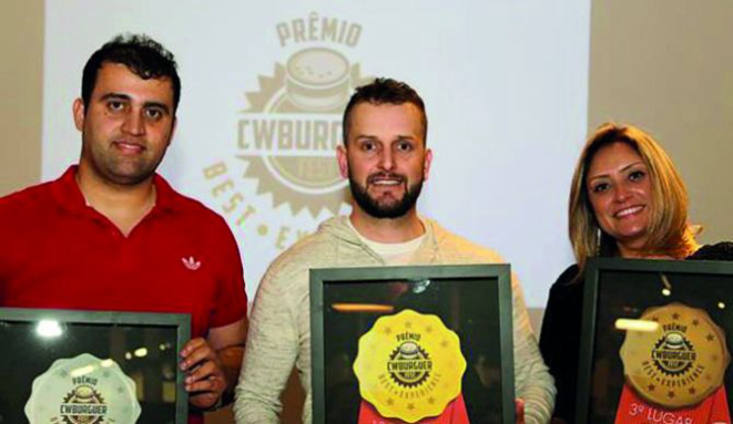 No evento de premiação do CWBurguer:<br>primeiro lugar Celeiro (Fábio Roberto , do meio); segundo, Bella Banoffi (chef Rafael ); terceiro, Fábrica Hamburgueria (Cleide).