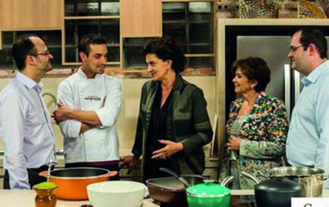 Chef Guzela com Marina Nessi e Yara Mendes e representantes da Evviva Bertolini,Paulo Alberti e Eloir Alberti Jr., durante Casa Cor. Rodrigo Ramirez/Divulgação.