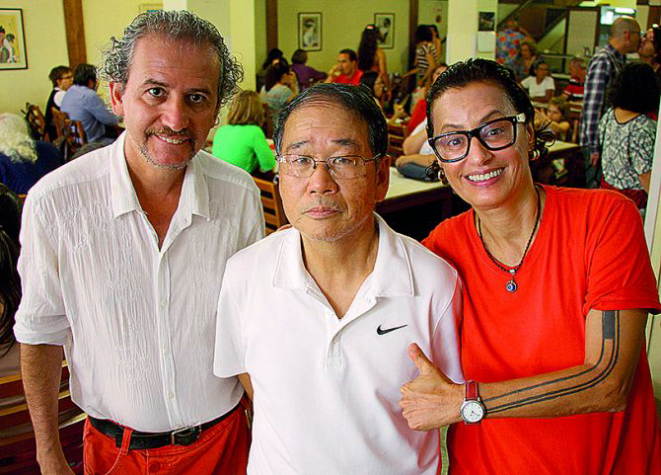 Kenji com Mario da Silva e Bebeti. Fotos: Rodrigo Sóppa/Gazeta do Povo