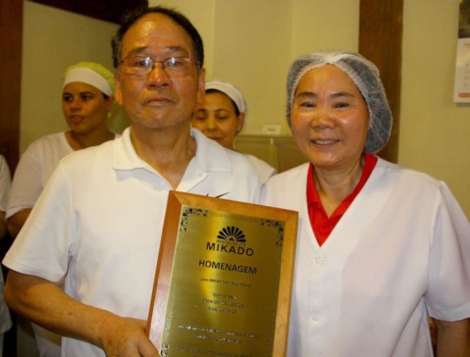 O casal Kenji e Michiko Fukui, proprietários do Mikado, foi homenageado pelos clientes fieis do restaurante. Foto: Rodrigo Soppa/Gazeta do Povo.