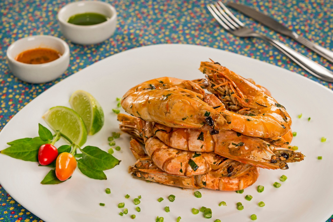 Na Pousada Fim da Trilha, pratos com frutos do mar como as paellas e camarão. Foto: Reprodução/Site.