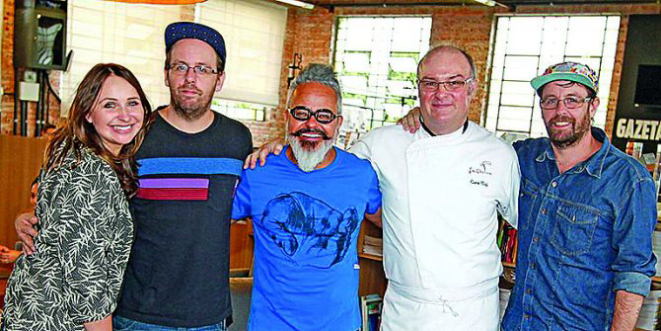 O chef Ricardo Filizola preparou o almoço durante a visita dos  gêmeos grafiteiros Otávio e Gustavo Pandolfo, e  Ronaldo Fraga. Antônio More/Gazeta do Povo.