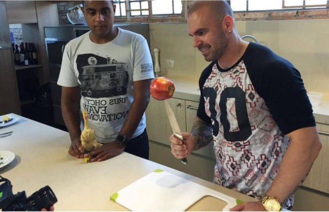 O treinador André Neumann gravou na cozinha receitas para o programa Estúdio C da RPC. 