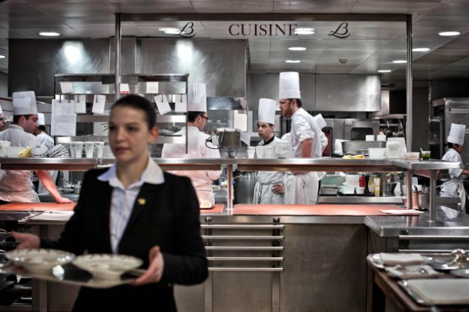 Funcionários trabalham na cozinha do restaurante Le Relais que perdeu as três estrelas depois de 20 anos. Foto: AFP.