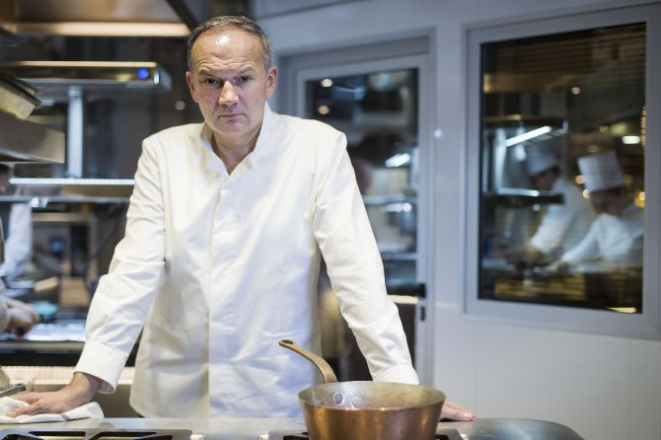 O chef Christian Le Squer, do Le Le Cinq, ganhou a terceira estrela. Foto: AFP