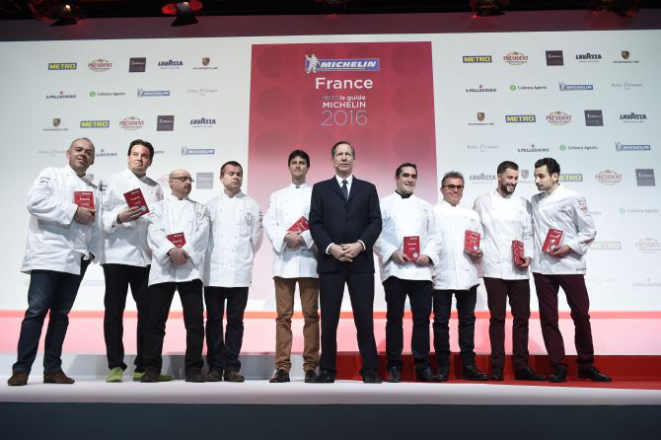 O diretor internacional do Guia Michelin (de preto) posta com os novos uma estrela do noroeste da França: Arnaud Viel, Pascal Favre d'Anne, Frederic Claquin, Yoann Lemonnier, Olivier Valade, Julien Marseault, Lionel Henaff, David Goerne e Arthur Peran. Foto: AFP.