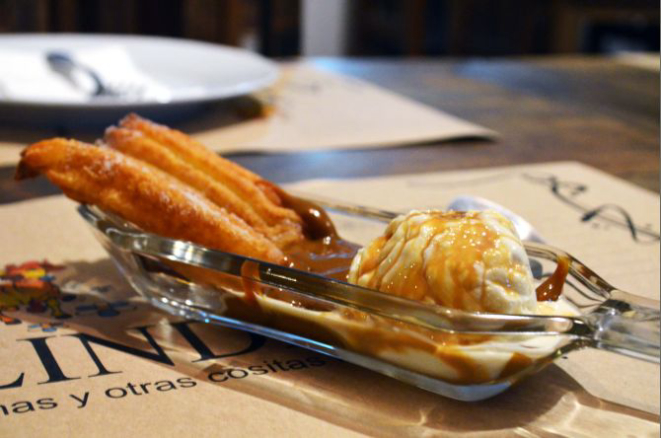 Churros com doce de leite e sorvete de banana (R$ 18). Foto: Divulgação.