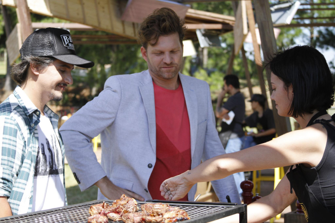 Carlos Bertolazzi analisa o churrasco de uma das participantes. Foto: Divulgação/SBT