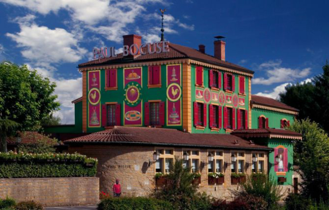 Fachada do restaurante L'Auberge que desde 1965 mantém as três estrelas Michelin. Foto: Divulgação.