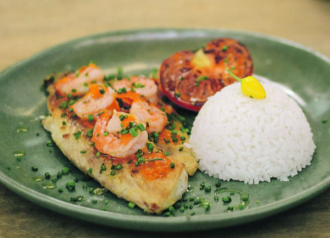 Tilápia com molho de camarão e arroz (R$ 24): prato do cardápio executivo.