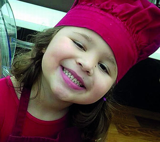 Pequena Pérola, filha da leitora Dayane Marchiori, durante a aula de ‘sanduíche divertido’. Foto: Arquivo pessoal