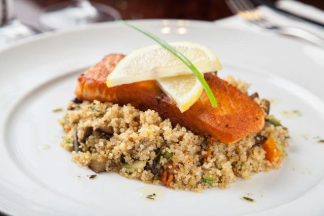 Salmão grelhado com ratatouille de quinoa. Foto: Fernando Zequinão/Gazeta do Povo