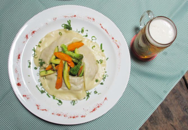 Maultaschen, massa recheada parecida com ravioloni, recheada com carne ou com ricota e espinafre. Acompanh legumes na manteiga. Foto: Divulgação.