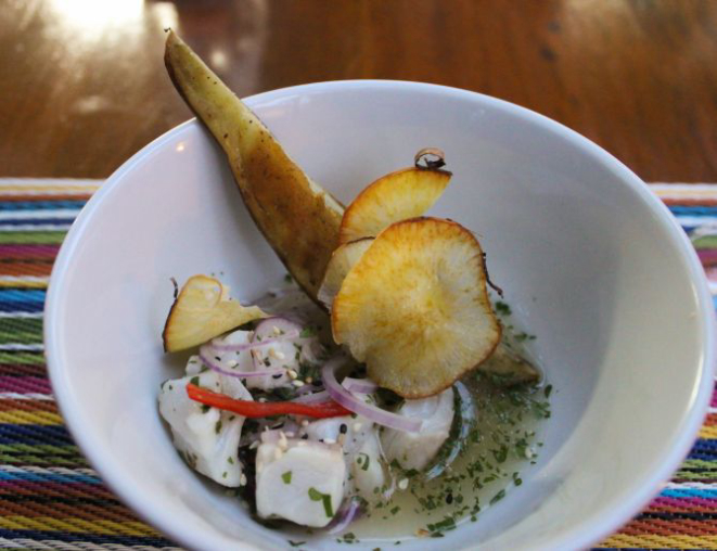 Ceviche de peixe fresco em suco de limão, cebola roxa, ervas e raízes fritas, opção do jantar (R$ 36). Foto: Divulgação.